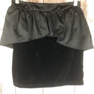 Disney Signed Skirt, Size Large. In excellent condition!!